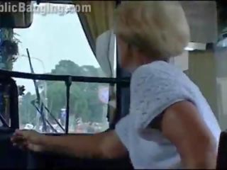 Pazzo daring pubblico autobus x nominale film azione in anteriore di amazed passengers e estranei da un coppia con un affascinante tesoro e un tipo con grande cazzo fare un pompino e un vaginale rapporto in un locale transportation